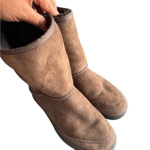 UGG Australia Brown Shearling Boots Women's Size W 8. Size
